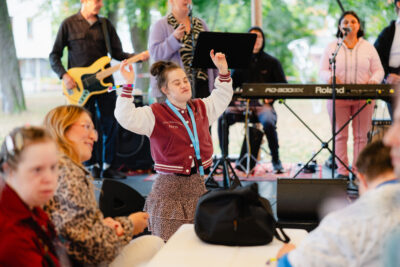 Mit einem fröhlichen Grillfest feierten Patient*innen, Mitarbeitende und Wegbegleiter*innen gemeinsam das 10-jährige Bestehen des Sengelmann Instituts für Medizin und Inklusion (SIMI).