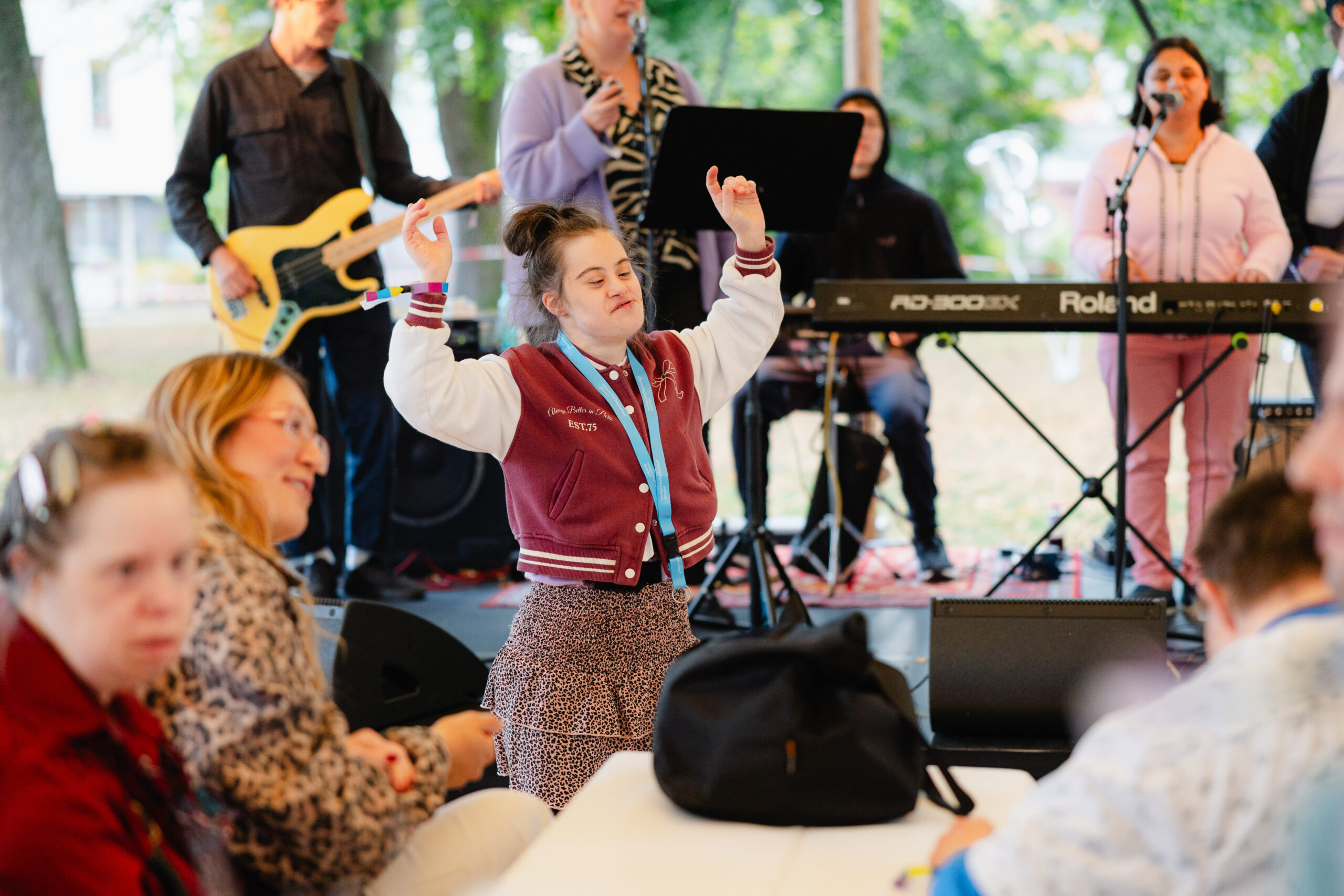 Mit einem fröhlichen Grillfest feierten Patient*innen, Mitarbeitende und Wegbegleiter*innen gemeinsam das 10-jährige Bestehen des Sengelmann Instituts für Medizin und Inklusion (SIMI).